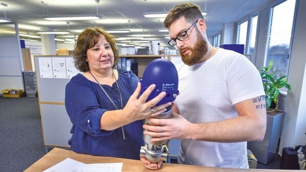 Im Job: Christiane Giese kontrolliert mit einem Kollegen ein Ventil. Foto: Augustin