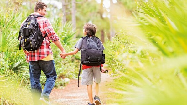 Leichtes Gepäck: Vater und Sohn im Wanderurlaub. Foto: dpa