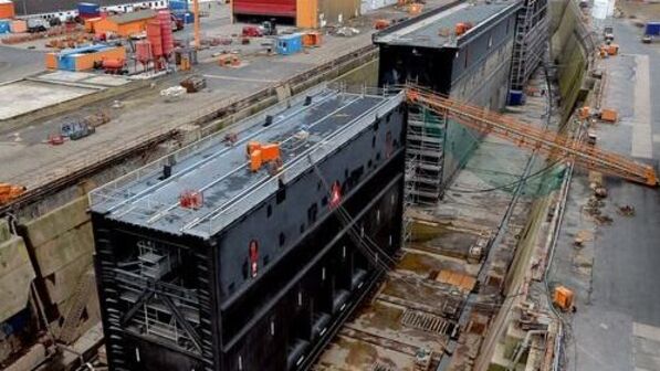 Auf dem Trockenen: Die Tore der Fischereihafen-, der Kaiser- und der Nordschleuse im Dock. Foto: Bahlo