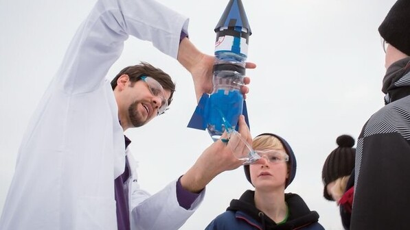 Raketen aus PET-Flaschen: Dirk Stiefs unterstützt den Nachwuchs. Foto: DLR