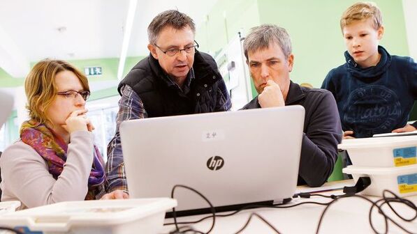 Motiviert den Nachwuchs: Gerd Iffland (Mitte) in seiner MINT-Schule. Foto: Spiering