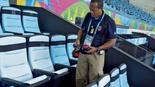 Mit dem Detektor werden die Reihen im Stadion auf Gefahrstoffe gecheckt. Foto: Werk