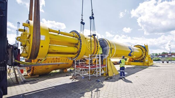 Gelber Riese: Eine Ramme von Menck wird zusammengebaut. Der Hydraulikkopf ist links im Bild zu sehen.