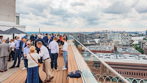 Grandiose Aussicht: Die Gäste auf der Dachterrasse der neuen Zentrale.