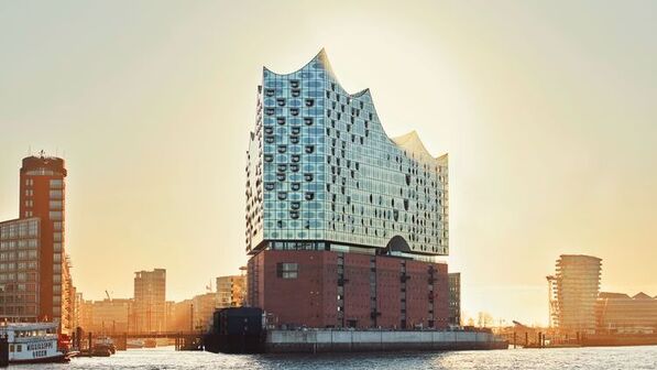 Spektakuläres Bauwerk: Die Bühnentechnik der Elbphilharmonie arbeitet mit Wellen aus Stapelfeld. Foto: Werk