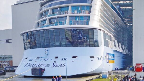 Spannend: Die „Ovation of the Seas“ verlässt das überdachte Baudock. Foto: Werk