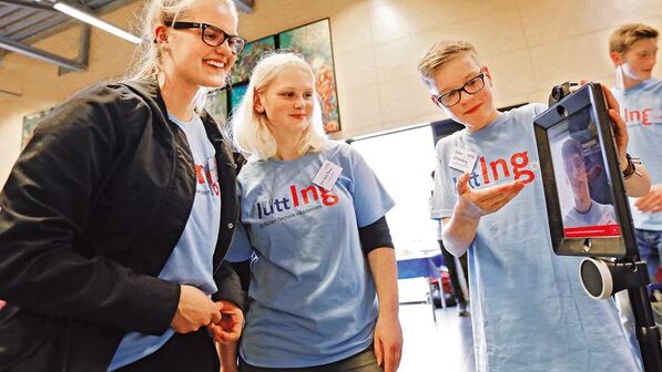 Durchblick: Schüler der Anne-Frank-Schule zeigen ihren Telepräsenzroboter, der ferngesteuert aus dem Klassenzimmer berichten kann. Foto: Spiering