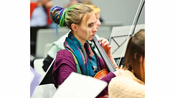 Bei der Orchesterprobe: Andrea Stahl arbeitet seit zehn Jahren bei Airbus und spielt seit 2017 Cello.