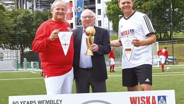 Wimpeltausch: Wiska-Geschäftsführer Ronald Hoppmann (rechts) mit seinem englischen Kollegen Will Rich (links) und Uwe Seeler. Foto: Werk