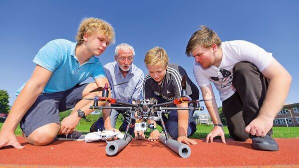 Letzte Start-Vorbereitungen auf dem Sportplatz der Immanuel-Kant-Schule. Der Akku ist geladen und angeschlossen, gleich kann es losgehen. Foto: Christian Augustin