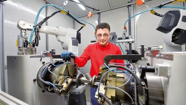 Ausbildung geschafft: Mahmut Coban erlernte bei Flowserve Gestra den Beruf des Zerspanungsmechanikers. Beim Einstieg half ihm das Verbandsprojekt „Nordchance“. Foto: Bahlo