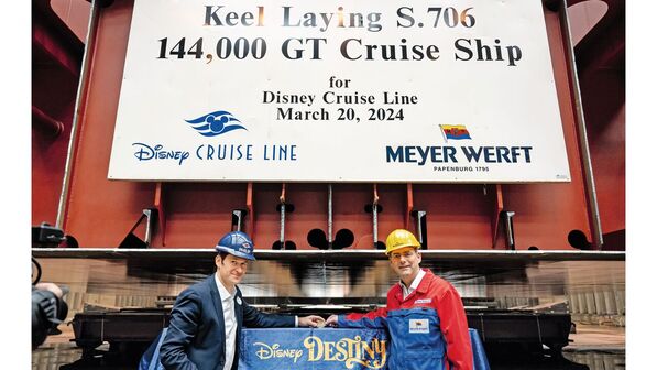 Neues Schiff für Disney: Meyer-Manager Thomas Weigend (rechts) mit Philip Gennotte von Disney Cruise Line bei der Kiellegung in Papenburg.