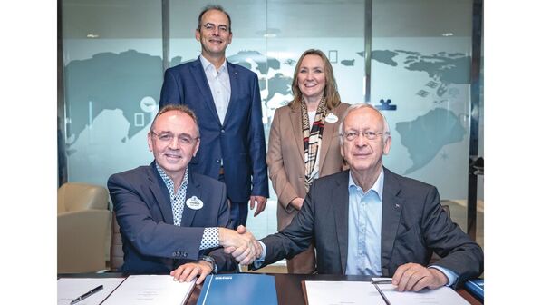 Handelseinig: Seniorchef Bernard Meyer (rechts vorne) und sein Geschäftsführerkollege Thomas Weigend (hinten) mit Thomas Mazloum und Sharon Siskie von Disney Cruise Line.