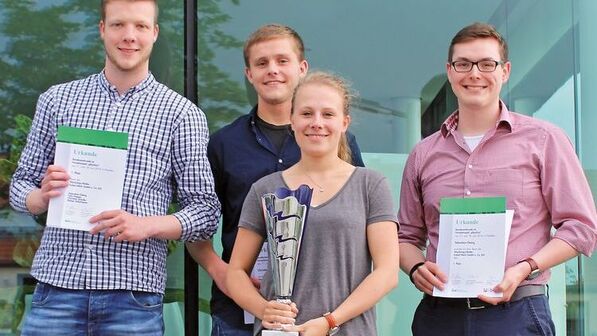 Gewonnen: Die Azubis Felix Hoppe, Christian Schulte, Rabea Schürmann und Sebastian Georg (von links nach rechts) mit ihrem Pokal. Foto: Werk