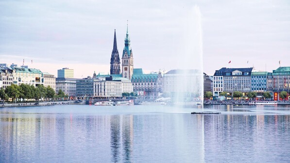 Mit Pleuger-Pumpe ausgestattet: Die Alsterfontäne auf der Hamburger Binnenalster.