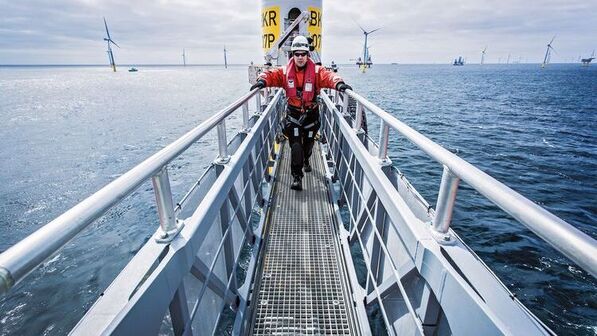 Das bietet kein anderes Schiff: Über die Gangway können die Monteure ihren Arbeitsplatz auf der Turbine sicher und bequem erreichen. Foto: Werk