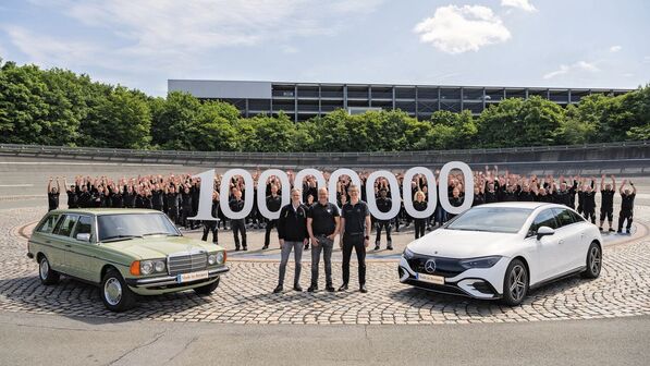 Meilenstein für das Mercedes-Benz Werk Bremen: 10 Millionen produzierte Fahrzeuge: v.l.n.r. Michael Peters, Vorsitzender des Betriebsrats des Mercedes-Benz Werks Bremen, Jörg Burzer, Mitglied des Vorstandes der Mercedes-Benz Group AG, Produktion, Qualität und Supply Chain Management und Michael Frieß, Standortverantwortlicher und Leiter Produktion des Mercedes-Benz Werks Bremen Meilenstein für das Mercedes-Benz Werk Bremen: 10 Millionen produzierte Fahrzeuge: v.l.n.r. Michael Peters, Vorsitzender des Betriebsrats des Mercedes-Benz Werks Bremen, Jörg Burzer, Mitglied des Vorstandes der Mercedes-Benz Group AG, Produktion, Qualität und Supply Chain Management und Michael Frieß, Standortverantwortlicher und Leiter Produktion des Mercedes-Benz Werks Bremen