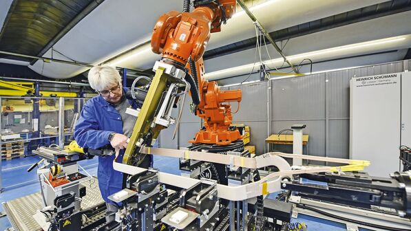 Alter Hase: Axel Romann, hier an einem Roboterarm, ist seit 33 Jahren dabei.