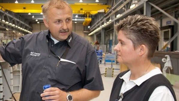 Chemie-Stunde: Airbus-Mitarbeiter Ralf Precht erklärt Lehrerin Michaela Gutsch seine Arbeit. Foto: Werk